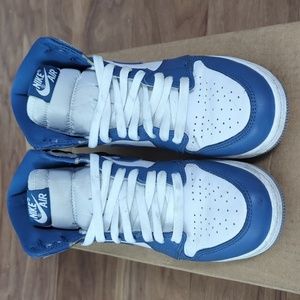 WORN - JORDAN 1 HIGH - SIZE 5.5 BIG KIDS